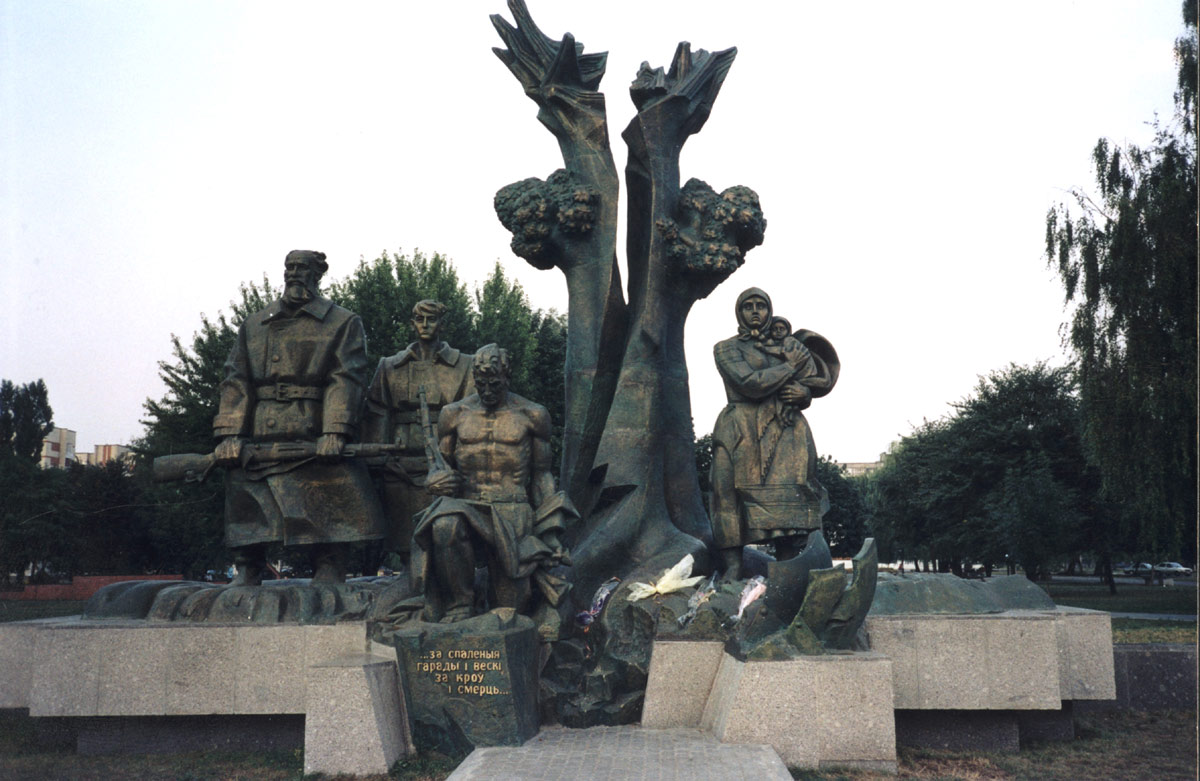 תצלום של אנדרטה לזכר פרטיזנים שנפלו, פינסק, פולין.